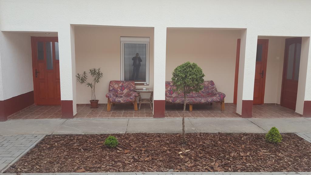 M&M Apartman Tiszafüred Buitenkant foto